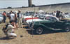 La TF 1250 verte au premier plan, d'origine et trs belle comme cela, trs photographie, et plein de voitures splendides derrire. 94 ko